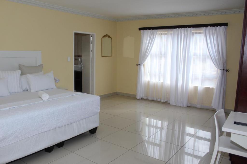 Dineo'S Lodge And Spa 伯格斯堡 外观 照片