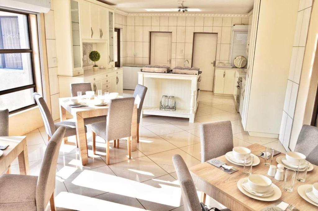 Dineo'S Lodge And Spa 伯格斯堡 外观 照片
