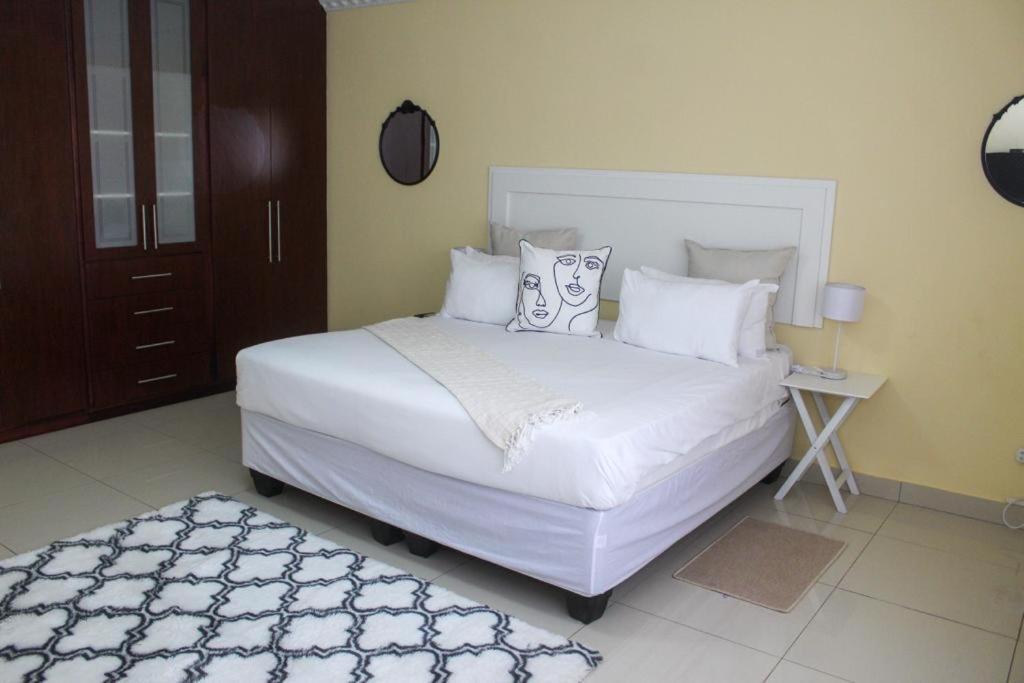 Dineo'S Lodge And Spa 伯格斯堡 外观 照片