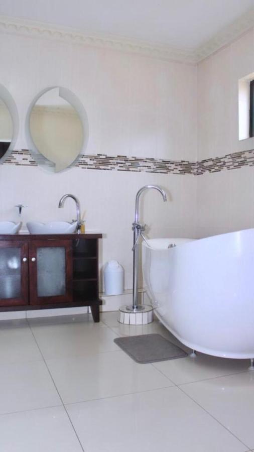 Dineo'S Lodge And Spa 伯格斯堡 外观 照片