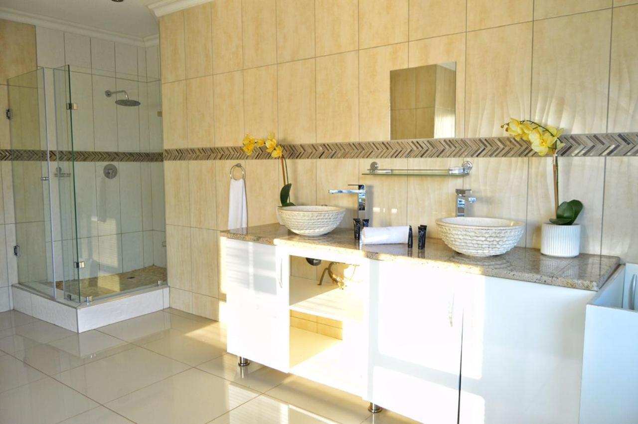 Dineo'S Lodge And Spa 伯格斯堡 外观 照片