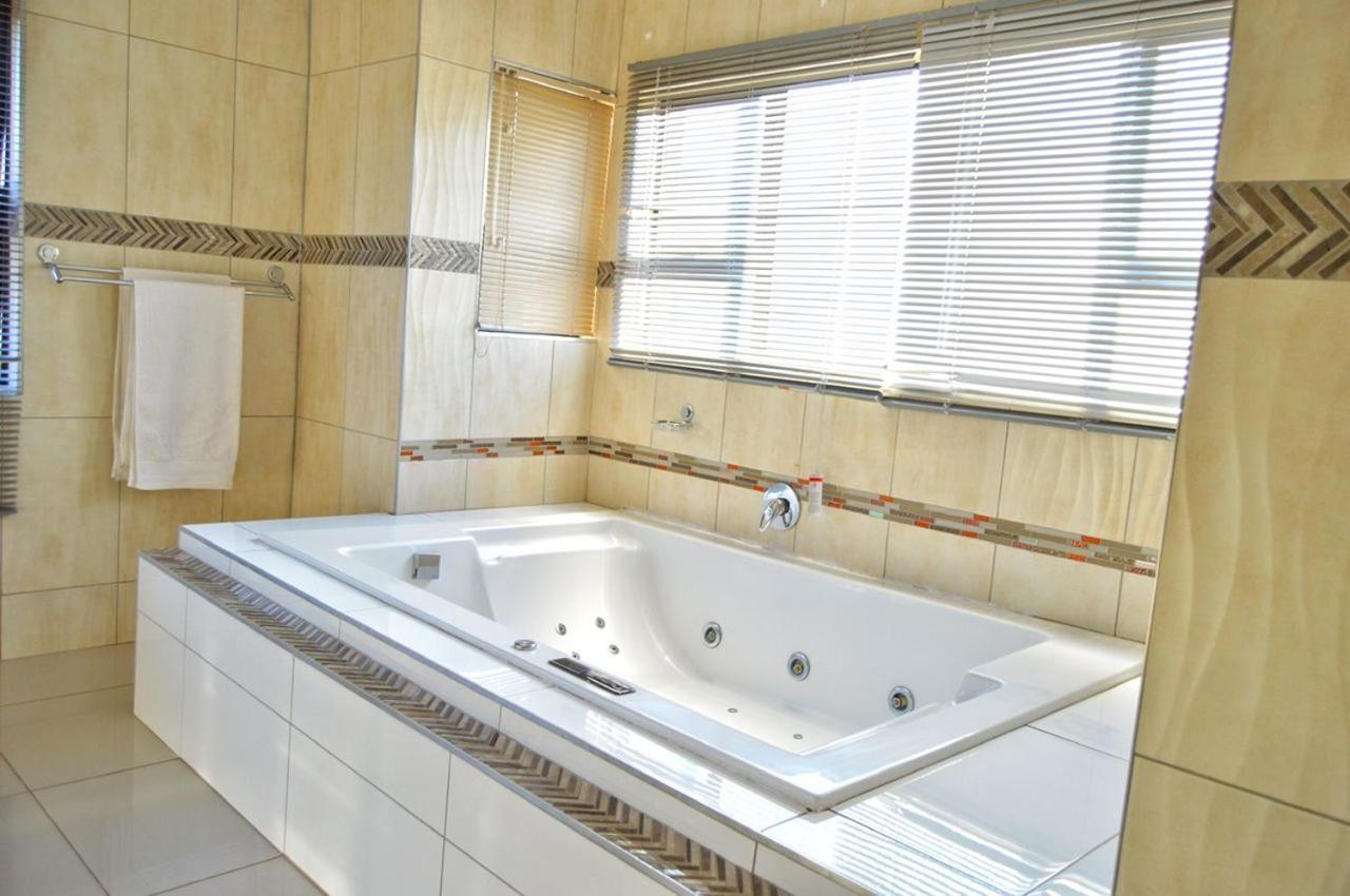 Dineo'S Lodge And Spa 伯格斯堡 外观 照片
