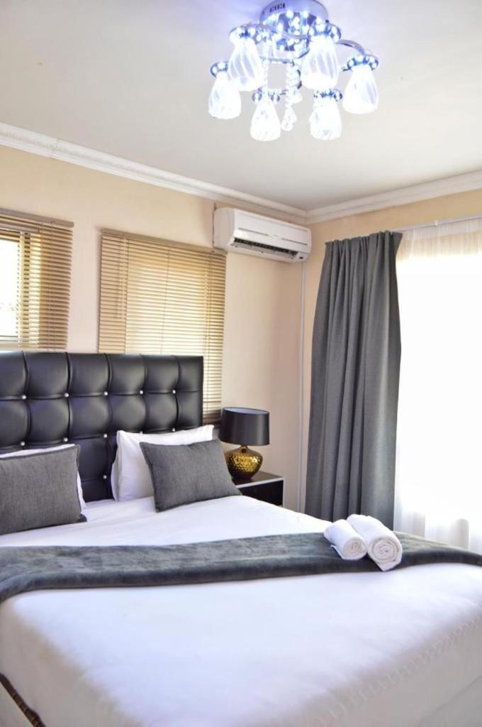 Dineo'S Lodge And Spa 伯格斯堡 外观 照片