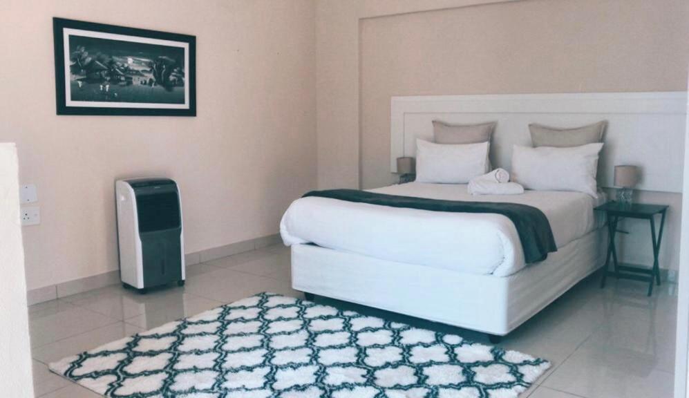Dineo'S Lodge And Spa 伯格斯堡 外观 照片