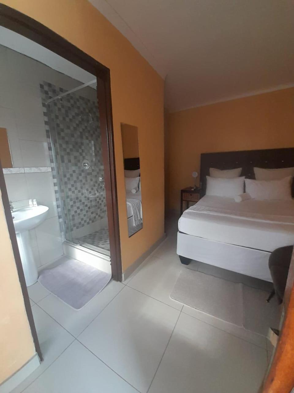 Dineo'S Lodge And Spa 伯格斯堡 外观 照片