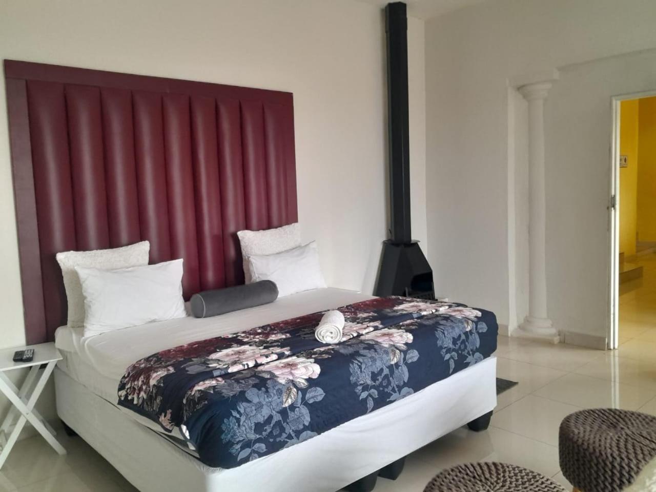 Dineo'S Lodge And Spa 伯格斯堡 外观 照片
