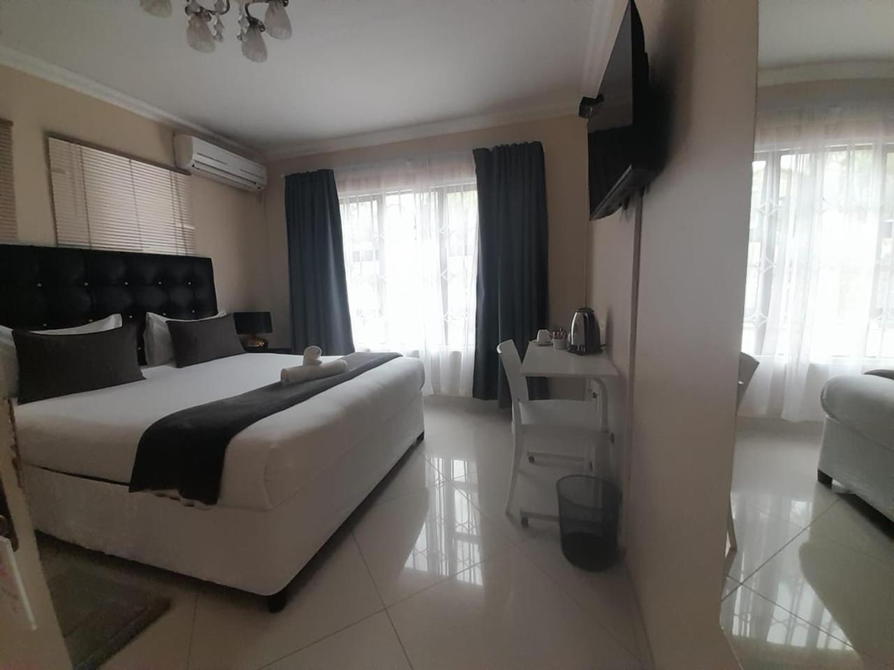 Dineo'S Lodge And Spa 伯格斯堡 外观 照片
