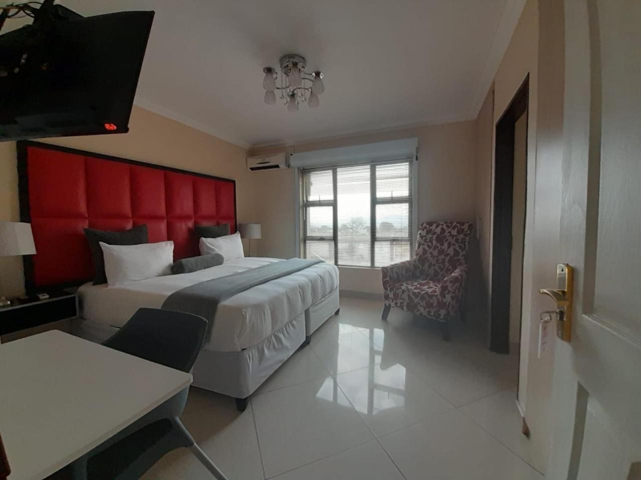Dineo'S Lodge And Spa 伯格斯堡 外观 照片